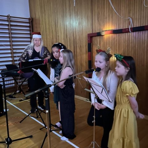 Eva Karlotta stýrði samsöng og fékk aðstoð frá nokkrum söngstjörnum