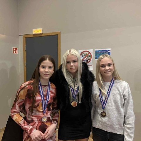 Armbeygjur og hreystigreip: Gréta Mjöll 2. sæti, Ásdís Ýr 1. sæti og Hanna María 3. sæti