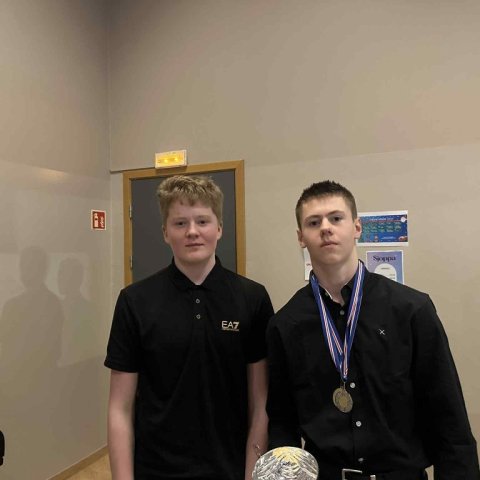 Hreystibekkur: 10. bekkur Þórarinn Eldjárn og Óðinn Arnar tóku á móti verðlaununum