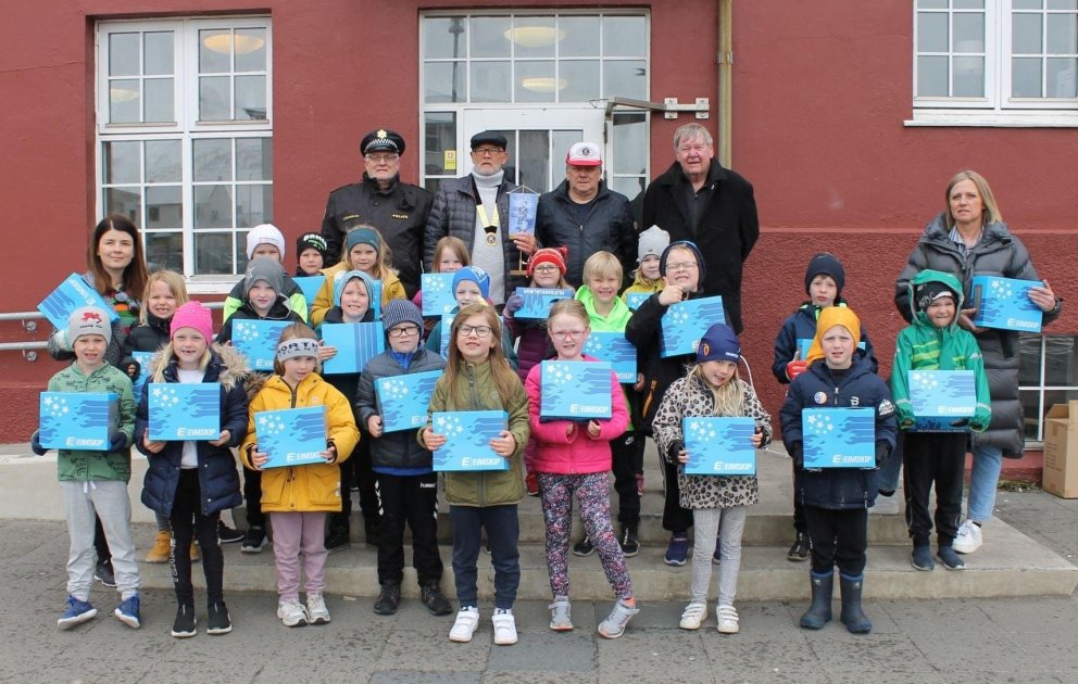 Kiwanisklúbbur gefur 1.bekk hjálma