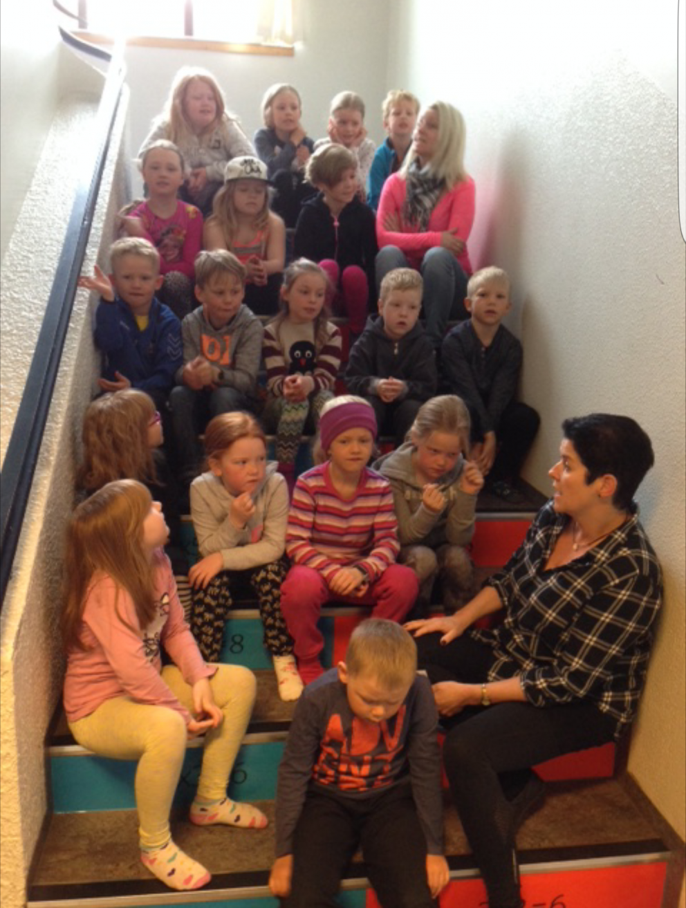 1.og 2. bekkur æfir fyrir skólasýningu