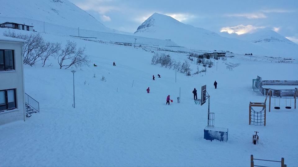 Nemendur í lengdri viðveru úti að leika