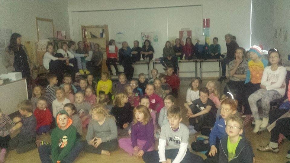 Nemendur við Tjarnarstíg að syngja saman