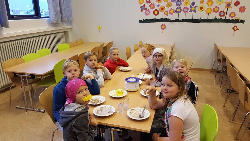 4. bekkur GÞS  fær graut og ávexti fyrir próf