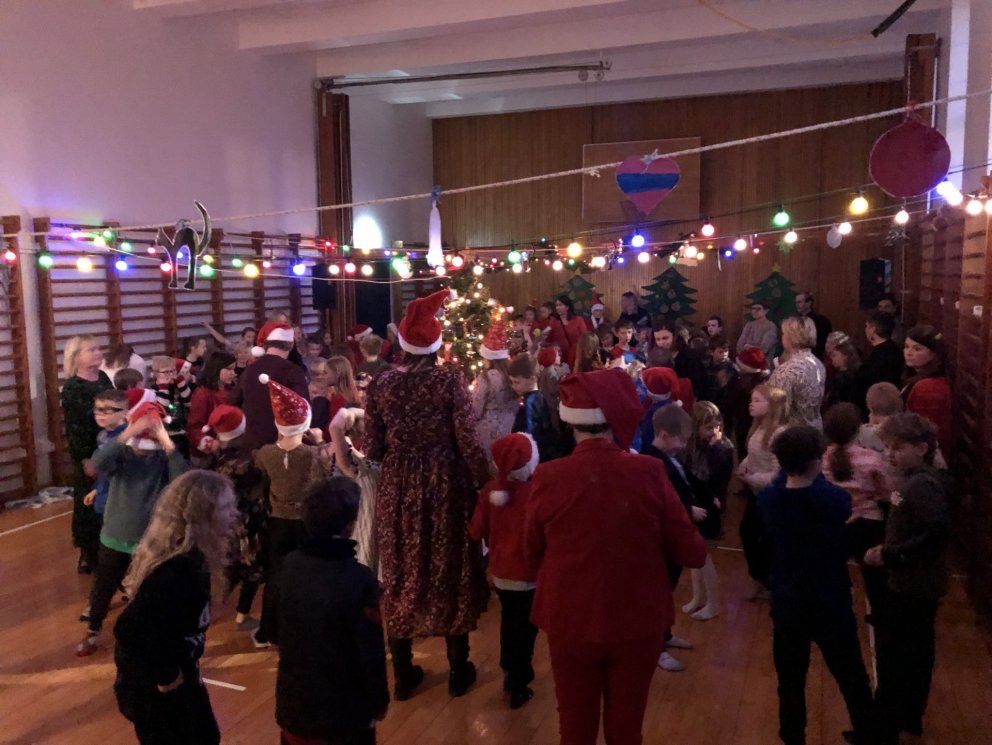 Litlu jólin -  Nemendur og starfsfólk skemmtu sér vel