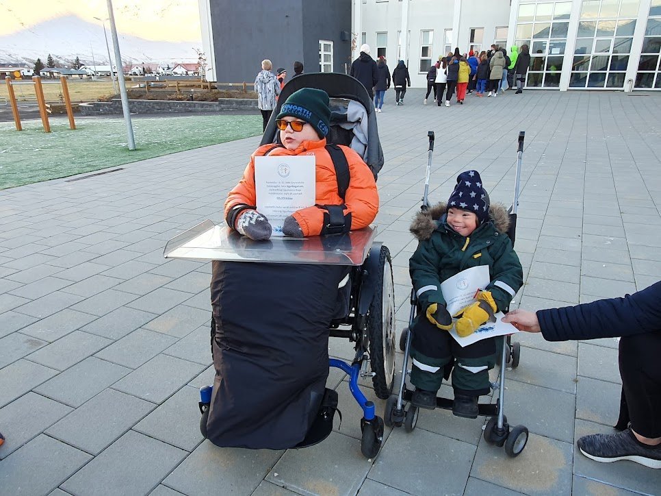 Kærleiksríkir skólafélagar