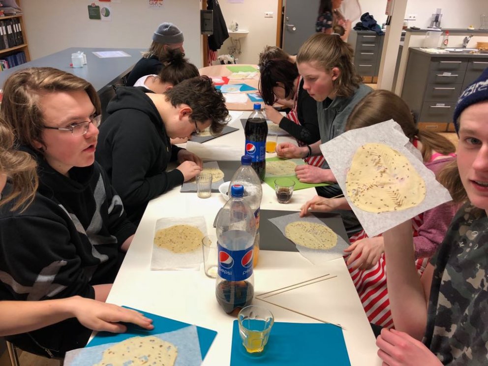 Nokkra myndir frá laufabrauðsgerð á unglingastigi