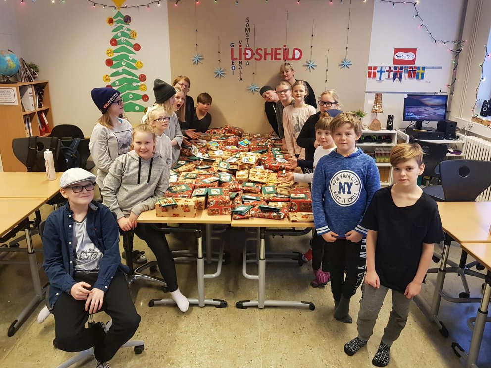 6. bekkur með gjafirnar sem þau pökkuðu inn