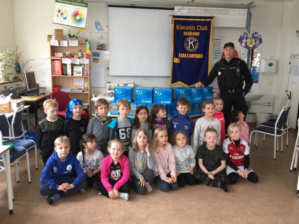 Kiwanismenn færa nemendum hjálma, buff og endurskinsmerki að gjöf