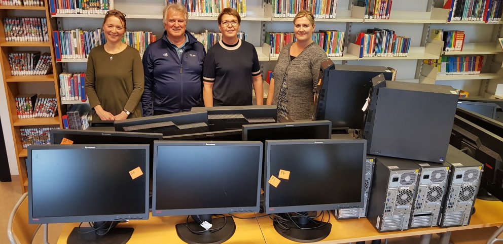 Skólinn fékk afhentar 10 tölvur frá sjóðnum Forritar framtíðarinnar.