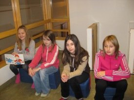 Þessar stúlkur lásu á Leikskálum ásamt samnemendum sínum