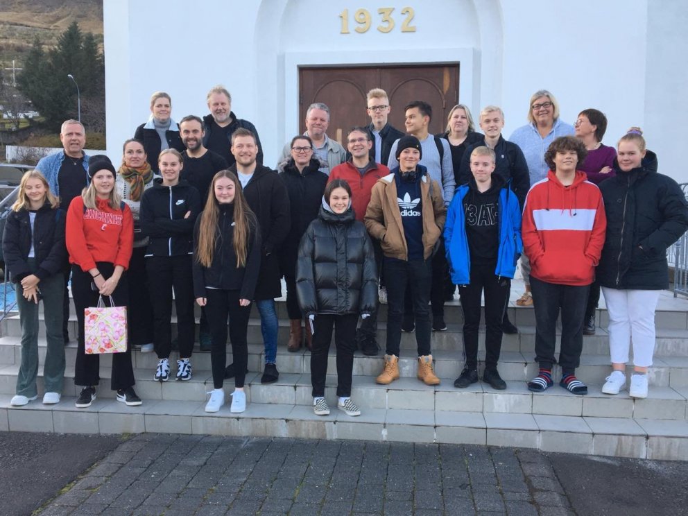 Sænskir nemendur með íslensku fjölskyldunum sem þeir búa hjá á meðan dvöl þeirra stendur