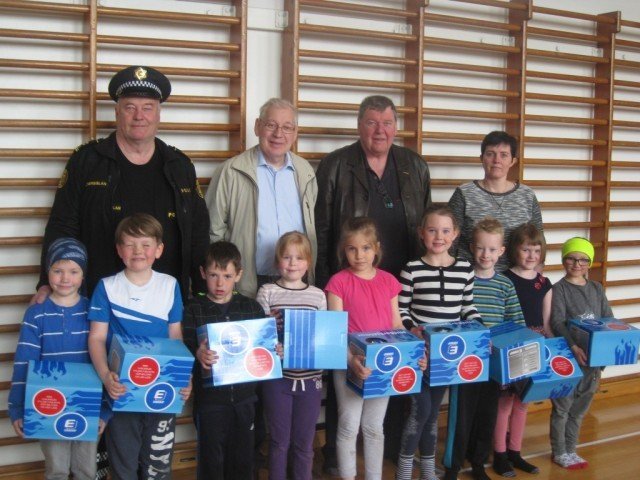 Kiwanismenn færa nemendum í 1. bekk hjólahjálma.