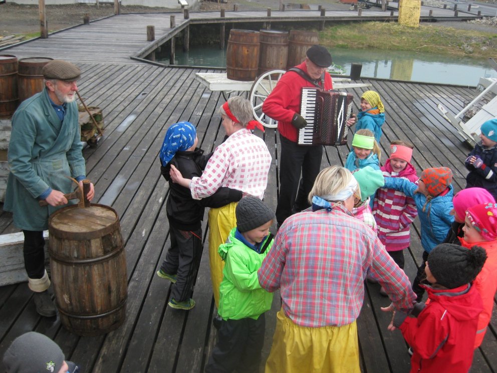 Vettvangsferð yngstu barna  við Norðurgötu.