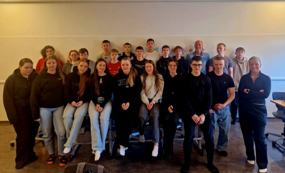 Þorgrímur ásamt nemendum í 10. bekk