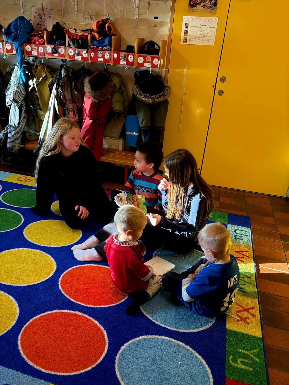 Nemendur í 7. bekk að lesa fyrir leikskólanemendur