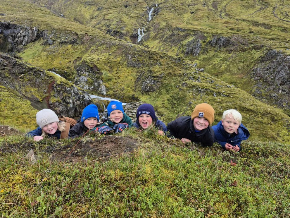 Nokkrir nemendur í 4. bekk að njóta útiverunnar