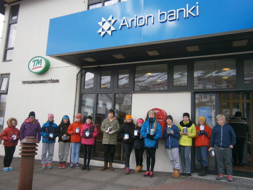 Börn hjálpa börnum