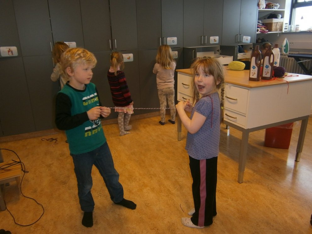 Skólahópur frá Leikhólum heimsækir 1. og 2. bekk.