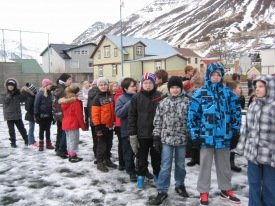 5. bekkur á Sigló kominn úr húsi og í stafrófsröð á vellinum