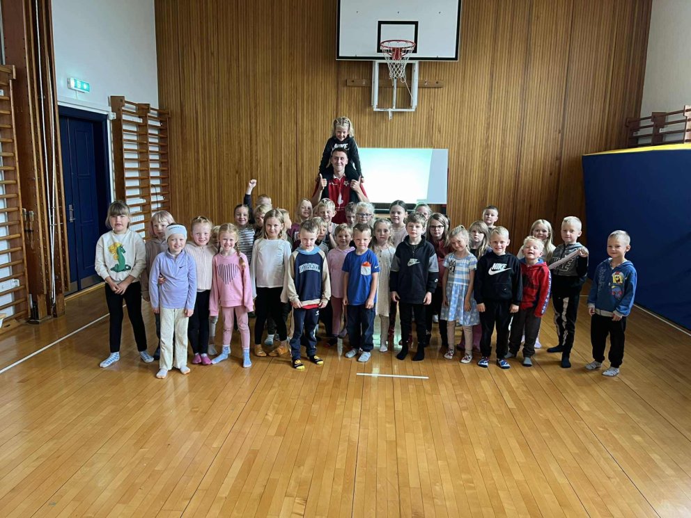 Bjarni Mark ásamt nemendum í 1. og 2. bekk