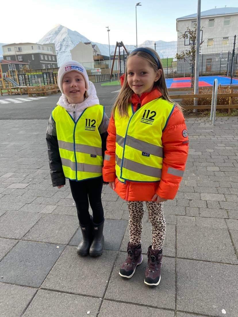 Ánægðir nemendur í vestunum