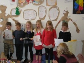 Nemendur 1. bekkjar syngja fyrir gesti