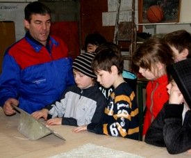 Sigurjón Magnússon ásamt fróðleiksfúsum nemendum