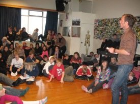 Þorgrímur les á sal skólans við Hlíðarveg