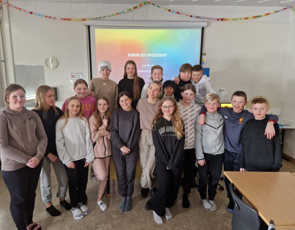 Íris Tanja og nemendur í 6. bekk