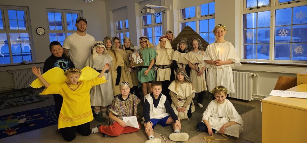 5. bekkur ásamt umsjónarkennara.