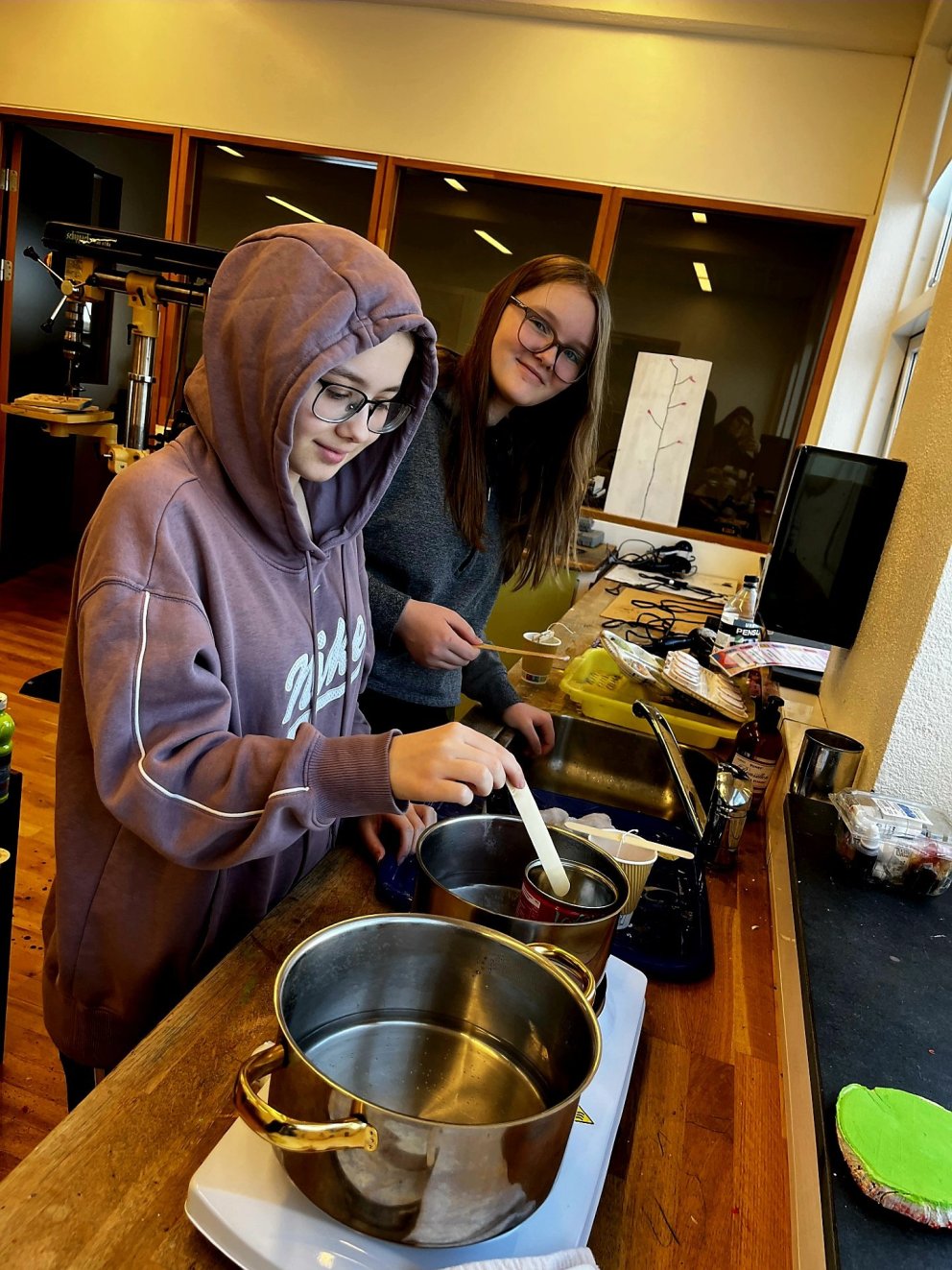 Nemendur búa til kerti og sápur