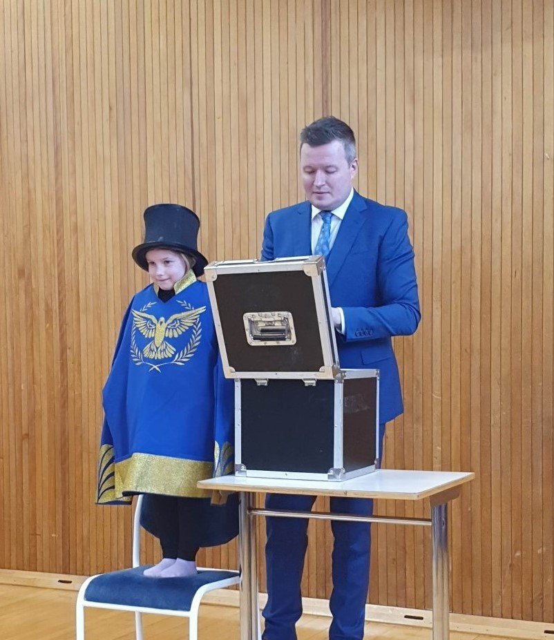 Töframaðurinn Einar Mikael og aðstoðarmaður