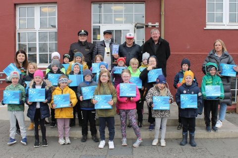 Kiwanisklúbbur gefur 1.bekk hjálma