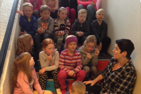 1.og 2. bekkur æfir fyrir skólasýningu