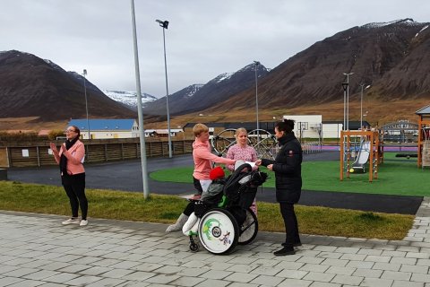 6-10.bekkur afhenti Sigurboganum styrk