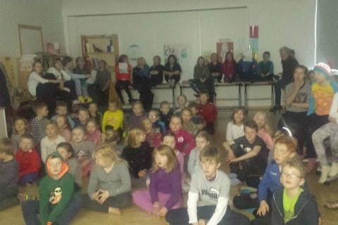 Nemendur við Tjarnarstíg að syngja saman