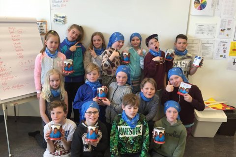 Börn hjálpa börnum