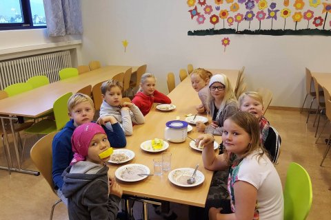 4. bekkur GÞS  fær graut og ávexti fyrir próf