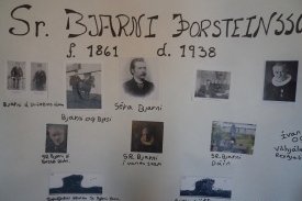 Veggspjald með upplýsingum um sr. Bjarna