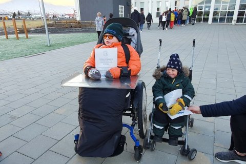 Kærleiksríkir skólafélagar