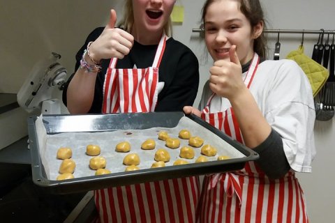 Undirbúningur jóla í skólaeldhúsinu við Tjarnarstíg