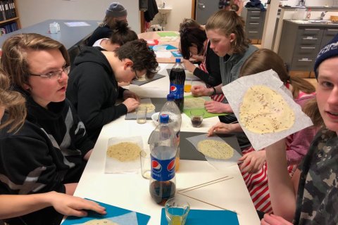 Nokkra myndir frá laufabrauðsgerð á unglingastigi