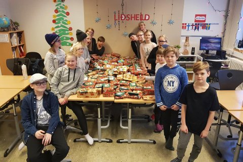 6. bekkur með gjafirnar sem þau pökkuðu inn