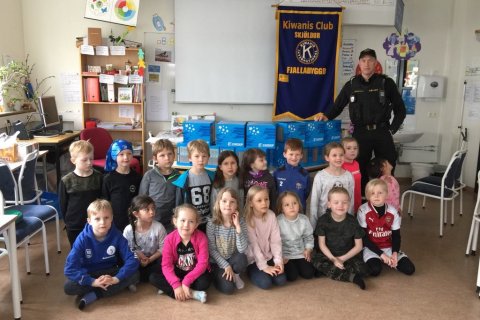 Kiwanismenn færa nemendum hjálma, buff og endurskinsmerki að gjöf