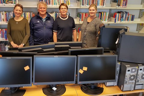 Skólinn fékk afhentar 10 tölvur frá sjóðnum Forritar framtíðarinnar.