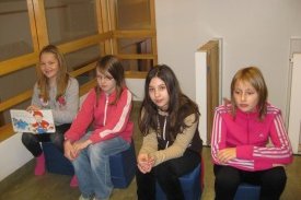 Þessar stúlkur lásu á Leikskálum ásamt samnemendum sínum