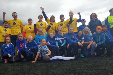 Æsispennandi fótboltaleik milli 7. bekkjar og kennara lokið