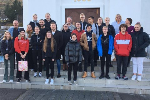 Sænskir nemendur með íslensku fjölskyldunum sem þeir búa hjá á meðan dvöl þeirra stendur