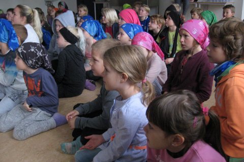 Fyrsta söngstundin hjá 1.-5. bekk